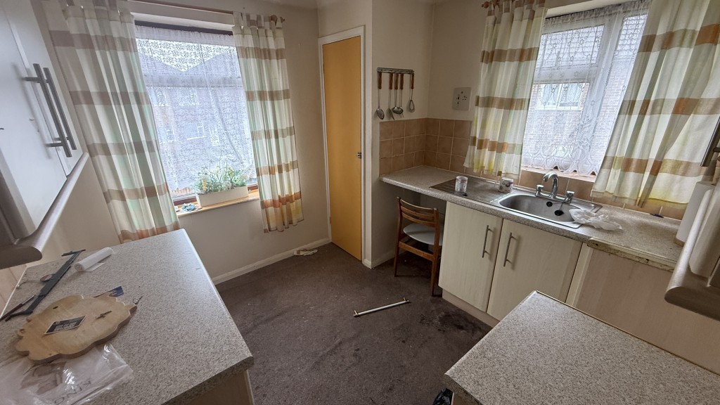 Lot: 105 - A VACANT FIRST FLOOR MAISONETTE REQUIRING IMPROVEMENT - Internal image of kitchen